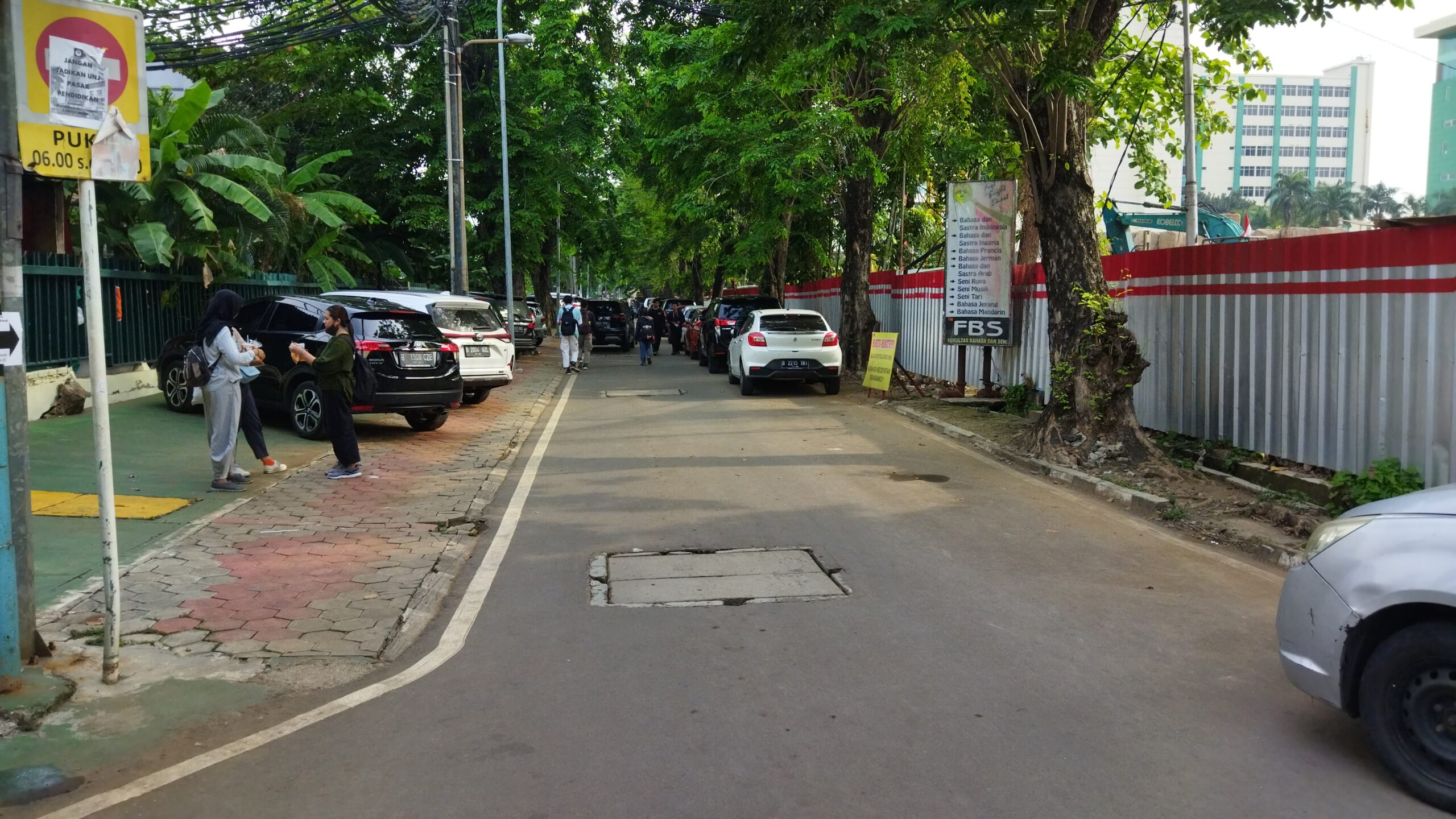 Jalan lingkar UNJ yang diganti nama menjadi Jalan Prof. Dr. Conny R. Semiawan