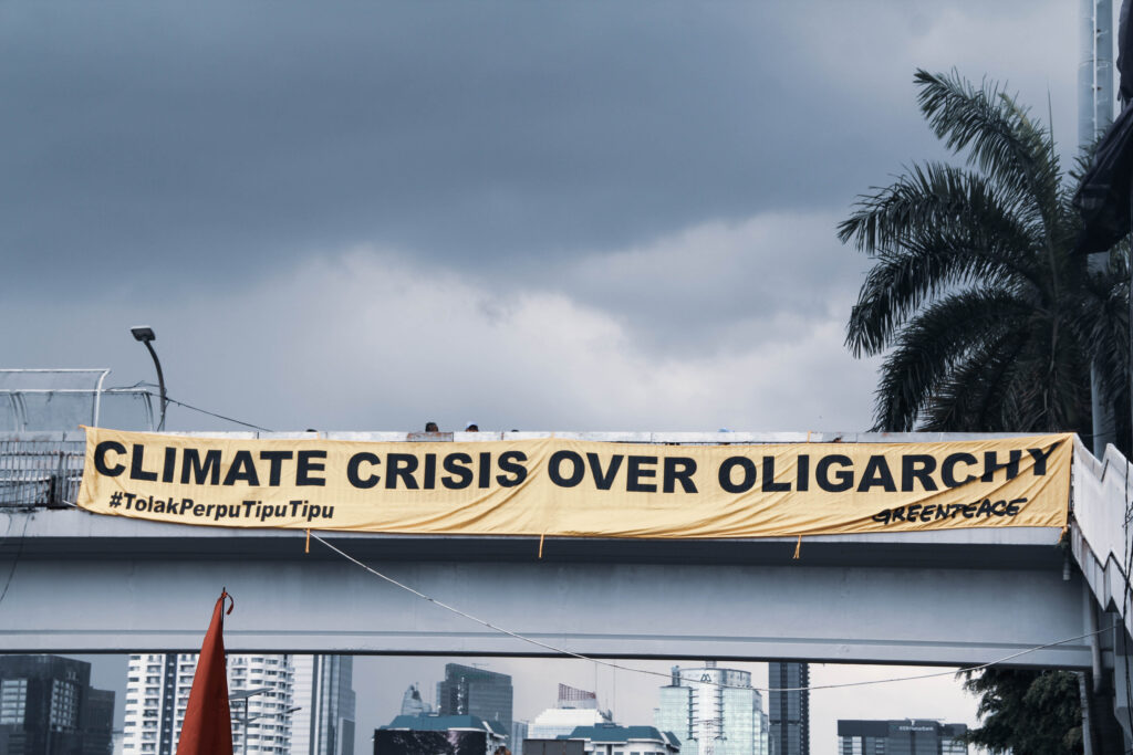 Banner dari Greenpeace turut meramaikan aksi cabut Perppu Ciptaker.