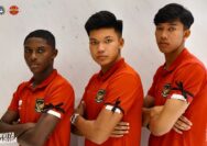 Pemain Timnas U-20 mengenakan pita hitam sebagai simbol kekecewaan atas batalnya Piala Dunia U-20 di Indonesia.
