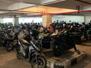 Kepadatan Lahan Parkir Motor UNJ Merugikan Mahasiswa