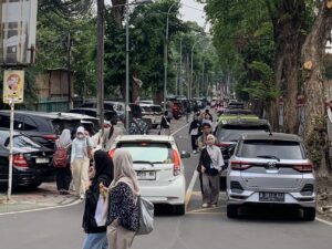 Markah Parkir Mobil Dibuat, Siasat Baru UNJ Hasilkan Uang